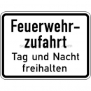 Brandschutzzeichen: Feuerwehrzufahrt freihalten - Tag und Nacht freihalten (Verkehrsschild Nr. 2433)